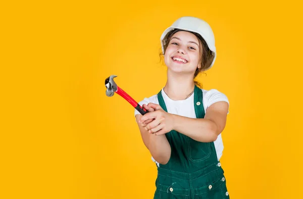Allegro bambino lavoratore utilizzando uniforme edificio e martello strumento, negozio di utensili — Foto Stock