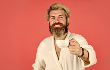 Sabah kahveyle başlar. Günlük Ritmini Anlamak. Bornozlu sakallı adam sabah kahvesinin tadını çıkar. İç çamaşırlı adam elinde kahve fincanı tutuyor. Kupalı sakallı adam. Kahvaltı konsepti