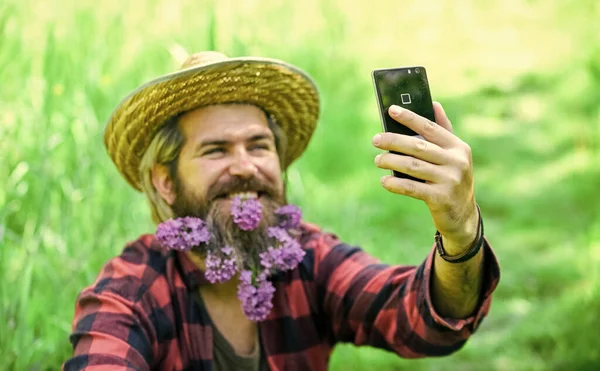 Chamada de vídeo. Comunicação online. Redes sociais. Internet disponível na maioria dos cantos remotos do país. Internet de alta qualidade acessível e comunicação. Cowboy hipster em campo com smartphone — Fotografia de Stock