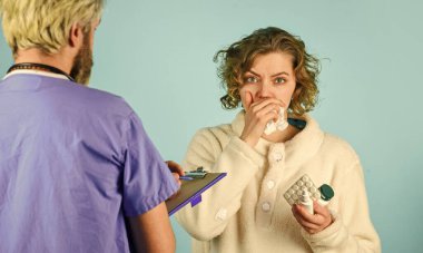 Teşhis konsepti. Şikayet iste. Tıbbi tedavi. Virüs enfeksiyonu belirtileri. Tıbbi yardım. Reçeteli testler ve tedaviler yapın. Hasta hastayla çalış. Tıbbi geçmişi. Doktor kadınlarla iletişim kurar.