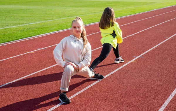 Crianças saudáveis meninas formação aptidão no estádio pista de corrida, esporte — Fotografia de Stock