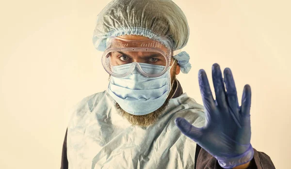 Usar máscara respiratoria. Enfermera de uniforme. Cuidado. Cierra la puerta. detener el coronavirus. permanecer en casa restricciones. Medidas preventivas para las enfermedades infecciosas. hombre médico en guantes y gafas protectoras — Foto de Stock