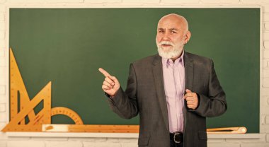 Bak ve öğren. Okula dönüyorum. Matematik aletleri. Sınıfta trigonometri dersi. Bilgileri buraya getir. Son sınıf öğretmeni matematik aletleri kullanır. Sakallı okutman tahtada geometriyi açıklıyor.