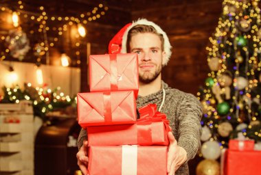 Kış tatili Alışveriş konsepti. Mükemmel Hediye Nasıl Seçilir. Hediye kutulu Noel Baba. Yakışıklı adam Noel 'i kutluyor. Mükemmel hediye, düşünce ve sunum kombinasyonudur.