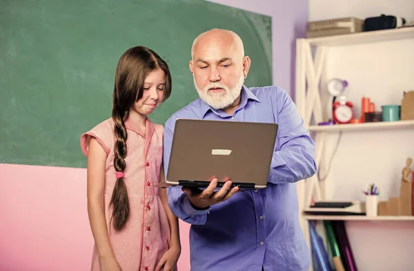 Todos tienen éxito todos los días. tecnología moderna en el aprendizaje. compras de la escuela en línea. Ciberlunes. educación en línea. De vuelta a la escuela. Profesora Auxiliadora. niña pequeña con tutor estudio en el ordenador portátil —  Fotos de Stock