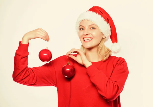 Mulher Papai Noel segurar duas bolas decoração ornamento. Conceito de decoração de ano novo. Decoração de árvore de Natal ideias. É hora de decorar a árvore de Natal. Adicione detalhes decorativos. Decoração rotina agradável — Fotografia de Stock