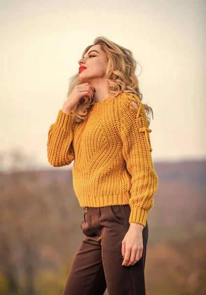 Осенний стиль. длинные волосы. Осенние тенденции цвета. красивая модель в трикотажном свитере. Осенью я чувствую романтику. сексуальная женщина красная помада природный фон. теплая и уютная сезонная одежда — стоковое фото