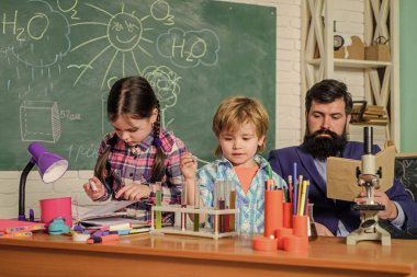 Pratik bilgi. Temel bilgiler. Sıkı çalış. Ölçülebilir sonuçlar. Çocuk bakımı ve gelişim. Kritik düşünce ve problem çözme. Tecrübe ve bilgi. Okul sonrası programında akıl hocası