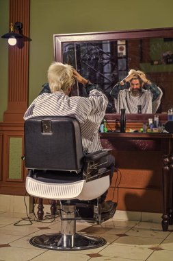 Bayım. Uzman. Kuaförde hippi tıraşlı bir adam. Sakal ve bıyık. Berber dükkanında profesyonel kuaför. Şık erkek sakalı portresi. Tıraş. Berber dükkanında kuaför.