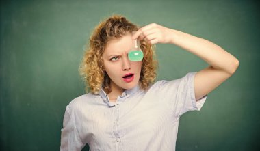 Kadın öğretmen ampul ve sıvıyla deney yapıyor. Kimya dersi. Kimya laboratuvarı. İlginç ve büyüleyici. Kimyayı keşfet. Kimyasal reaksiyon tebeşir tahtası geçmişini izleyen kız