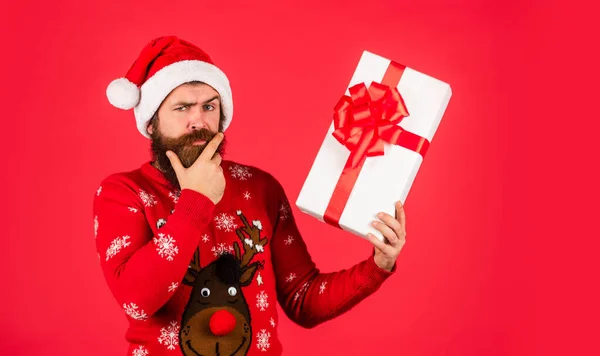 Que todos os vossos dias sejam felizes e luminosos. Vendas de Natal fora de controlo. Compras de presentes de Natal. Paz e alegria vendidas aqui. Serviço de entrega. Cliente feliz. Tradição de Natal. Homem celebração xmas — Fotografia de Stock