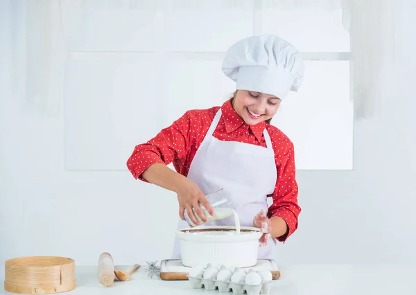 Criança cozinhar por receita, comida crianças pequenas, — Fotografia de Stock