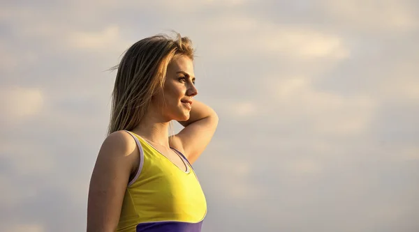 Menina Sem Maquiagem No Rosto Adorável E Cabelo Longo Loiro. Mulher Bonita  Posando No Vestido Azul No Fundo Branco. Cosméticos E Cuidados Com A Pele.  Cosmetologia. Beleza E Cabeleireiro Salão Foto Royalty