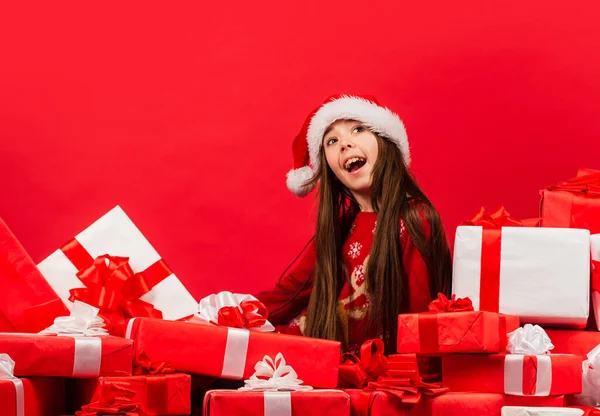 Barnglad flicka hitta gåvor julgran. God jul, då. Glad barndomsidé. Dags för mirakel. Generösa jultomten. Lev i överflöd. Lycka och glädje. Grabbmössa. Tomten tog med gåvor — Stockfoto