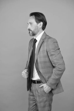 Hedefinize ulaşılıyor. Gri arka plandaki resmi giysili sakallı adam. İş adamının sakalı var. Kuaför salonu ve berber dükkanı. İş gündelik tarzı. Adama güven veriyor. Kıdemli çalışan gri arka plan