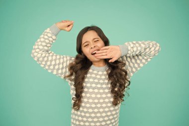 Yorgun ve uykuluyum. Küçük kız uyumak istiyor. İyi geceler ve iyi rüyalar. Uykulu barışçıl bebek mavi arka planı. Tatlı rüyalar dile. Küçük bebek için ninni şarkısı. Esneyen ve esneyen eller