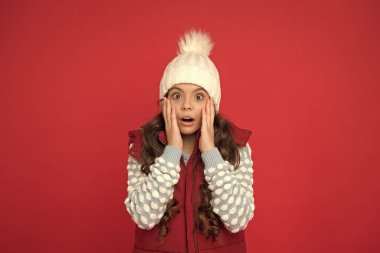 Doğru olması mümkün değil. Kış modası. Çocukluk mutluluğu. Pozitif kavram. Kış aksesuarları. Keyfin yerinde. Duygusal refahı. Duygular. Kızlar kışın tadını çıkarır. İyi titreşimler. Rahat örülmüş bir çocuk.