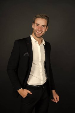 Ofis tarzı. Mutlu iş adamı karanlık geçmişi. Proje yöneticisinin moda görünüşü. Yakışıklı adam moda kıyafeti giyer. Moda ve tarz. İş günü için erkek kıyafetleri.