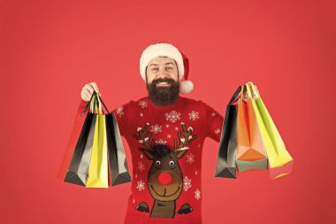 Zevkle alışveriş. Sakallı hippi adam kış süveteri giyer alışveriş torbaları taşır. Yeni yıl hediyeleri al. Hediye alışverişi. Güzel alışveriş. Kulüp üyelerine indirim. Satın aldıklarınızı getirdim.