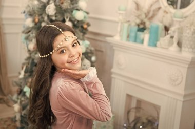 Bekliyorum. Yeni yılı bekliyor. Güzel küçük prenses Noel 'i kutluyor. Evde gülümseyen sevimli bir çocuk. Mutlu yıllar 2020. tatil partisi kutlaması. Yılbaşı evi dekorasyonu. Xmas alışveriş zamanı.