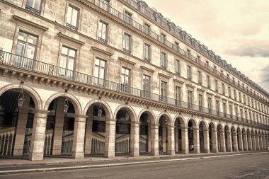 Klasik tarzda yapılandırılmış. Kemer şekilli saray. Paris Fransa 'daki eski bina. Mimarlık ve yapı. Dış görünüş. Mimari tarzda. Tarihi eser turu ve gezi