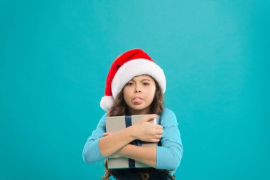 Açgözlü bebek paketi sıkıca tut. Onu hiç kimseye vermeyecegim. İnternetten alışveriş. Çocuk sarılma hediyesi. Mutlu yıllar. Paylaşmak ve önemsemekle ilgili. Hediye paketi. Küçük kız hediye kutusunu tutuyor. Dilini göster