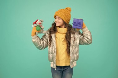 Paket kutusu. Hediyeleri paketliyorum. Paketleme fikri. Hediyeler alınıyor. Kışlık kız kıyafetlerinde hediye kutusu oyuncağı var. Hediyeler al. Kârlı anlaşmalar ve mevsimlik indirimler. Kış alışverişi. Sürpriz yapıyorum.