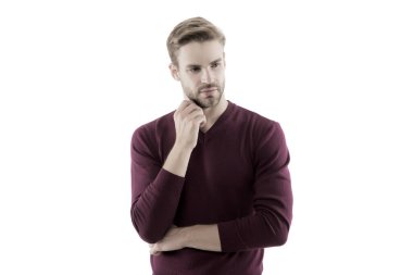 Beyaz tenli yakışıklı, tıraşsız bir adam. Adam mor kazak giyiyor. Erkek güzellik standartları. Erkekler için sonbahar modası. Kendine güvenen iş adamının şık bir saç kesimi var. karizmatik adam