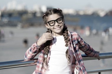 Her çocuğa mutlu bir çocukluk yaşatmak. Mutlu gülüşü ve sahte gözlükleriyle komik bakışları olan sevimli küçük bir kız. Yaz günü gülümseyen küçük mutlu bir çocuk. Uluslararası Çocuk Gününüz kutlu olsun.