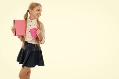 Okul yemeği. Rahatlama zamanı. Su iç. Kupalı liseli kız çay molası veriyor. Rahatla ve şarj ol. Su dengesi kavramı. Çayın tadını çıkarıyorum. Daha enerjik. Uzun saçlı kız, kakao ya da çay içer.