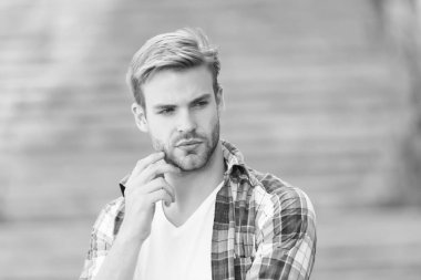 Derini bir üst seviyeye çıkar. Tıraşsız cilt yüzlü yakışıklı bir adam. Genç cilt bakımı rutini. Sakal bakımı. Cilt bakımı. Sağlık hizmetleri. Erkek bakım ürünleri. Cilt Kozmetikleri