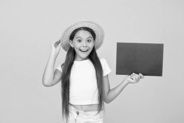 Çok hoşuma gitti. Yazlık genç kız. Kopyalama alanı için yer. Yaz satışları - sezon sonu. Plaj partisi reklamı. Kağıt sanatı ve zanaat tarzı. Merhaba yaz. Kağıt sunan mutlu çocuk