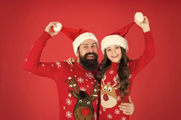 Schöner Urlaub. Familienporträt. Winterferienfeier. glücklicher Vater und Tochter lieben Weihnachten. kleines Mädchen und Papa Weihnachtsmann Hut. Papa und Kind roter Hintergrund. Weihnachten ist da. Bereit für das neue Jahr — Stockfoto