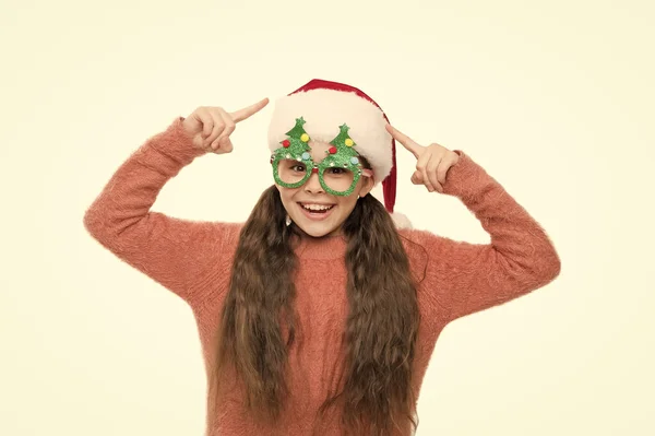Şuna bir bak. Noel tatili. Noel Baba şapkalı küçük kız. Eğleniyorum. Mutlu noel ağacı göz giysisi aksesuarları. Küçük Noel Baba. Noel etkinliği ve eğlence. Yeni yıla sevindim. — Stok fotoğraf