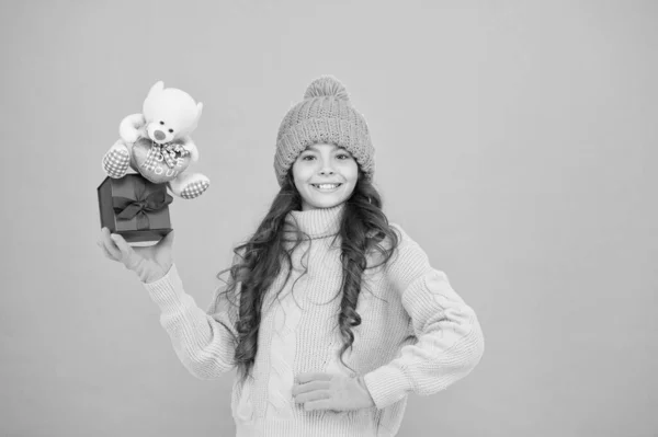 Verrassingsdoos. Een geschenkdoos voor kinderen. Kind meisje blij kerstcadeau. Onverwachte verrassing. Wintervakantie. Vier je verjaardag. Kind houdt van verjaardagscadeau. Dankbaar zijn voor het goede cadeau — Stockfoto