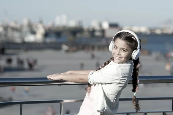 Non fermare la musica. La ragazza felice indossa le cuffie. Un piccolo fan della musica. Bambino ascoltare musica all'aperto. Bambina felice. Perché le strade cantano — Foto Stock