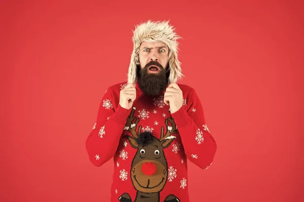 Hippi sakallı adam Noel kazağı ve şapka giyer. Noel geleneği. Noel ruhu ve heyecanı. Noel satışları başladı. Mutlu yıllar. Tatil partisine katıl. Kış kıyafeti. Geyikli süveter — Stok fotoğraf