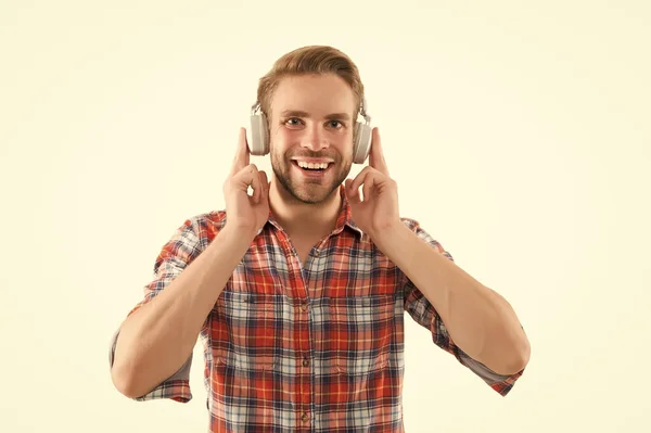 Szczęśliwego strumienia muzyki. Szczęśliwy człowiek słucha muzyki odizolowanej na białym. Przystojniak lubi muzykę grającą w słuchawkach. Współczesne życie. Nowa technologia. Muzyka i dźwięk — Zdjęcie stockowe