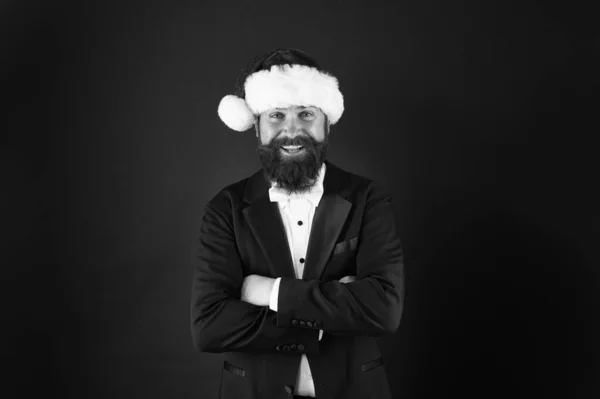Zachovejte klid a šťastný nový rok. Šťastný obchodník slaví Vánoce a Nový rok. Vousatý muž se šťastně usmívá v Santově klobouku. Veselé zimní prázdniny. Veselé Vánoce — Stock fotografie