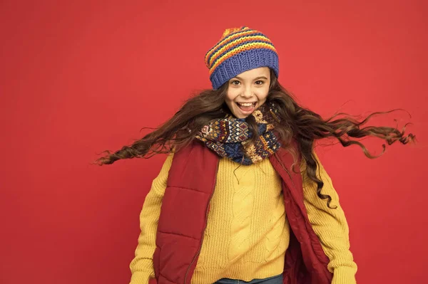 Me solté el pelo. Niño feliz con el pelo largo. Una niña pequeña usa un sombrero caliente en la cabeza. Peluquería y salón de belleza. Peluquería. Cuidado del cabello de invierno. Rutina de cabello frío —  Fotos de Stock