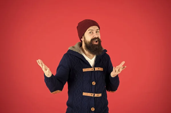 Mutluluk dolu. Şapkalı vahşi hippi. Örgü ceketli mutlu sakallı adam. Sıkı giyinmen gerek. Erkek kış modası. Soğuk havada sakal kıllarına dikkat et. sonbahar ve kış koleksiyonu — Stok fotoğraf