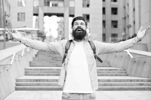 Concept énergétique. Joie et positivité. La vie moderne. Homme avec écouteurs marchant au centre-ville. J'écoute de la musique. Beau hipster avec sac à dos. Bon son. Route du travail. Seul avec la musique. Libre et heureux — Photo