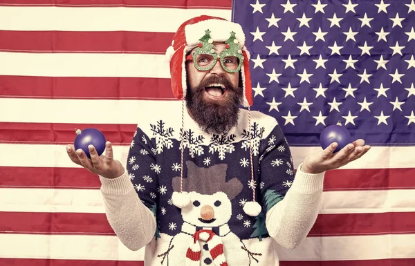 Alegre hipster. Gran Navidad americana. Feliz fondo de la bandera de Santa América. Hombre americano barbudo. Celebra la Navidad y el año nuevo a la manera americana. Saludos de invierno. Divirtiéndose. Concepto Joy —  Fotos de Stock