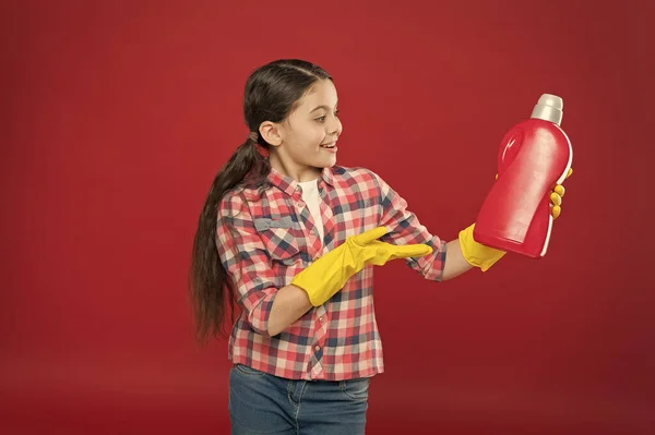 Takarítószerek. Fertőtlenítő gélek alkalmas minden család számára. Lány gumikesztyű tisztítására tartsa műanyag palack kémiai folyadék. Segíts feltakarítani. Használja termék tisztítására. Takarítási koncepció — Stock Fotó