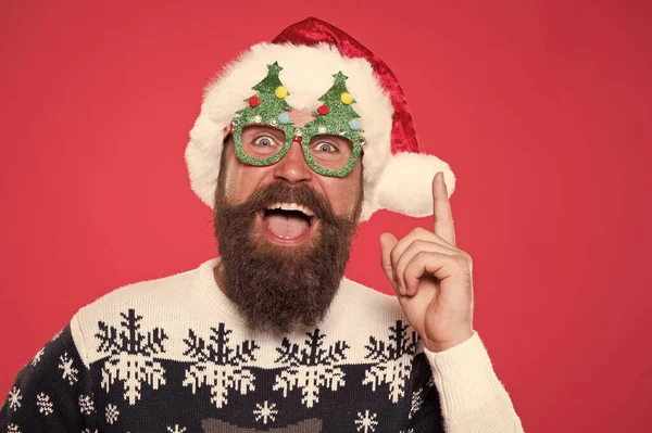 Έννοια λύσης. Έρχεται ο Άγιος Βασίλης. Ο Άγιος φοράει γυαλιά χριστουγεννιάτικου δέντρου. Εμπνευσμένο πρόσωπο. Χαρούμενος γενειοφόρος με εμφάνιση 'γιου Βασίλη. Αξεσουάρ διακοπών Άι Βασίλη πάρτι. Χριστούγεννα και Πρωτοχρονιά γιορτή — Φωτογραφία Αρχείου