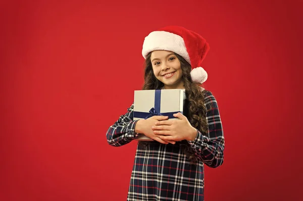 Felices fiestas de invierno. Niña pequeña. Regalo para Navidad. Infancia. Niña con sombrero rojo de santa. Fiesta de año nuevo. Chico Santa Claus. Compras de Navidad. Centro comercial —  Fotos de Stock