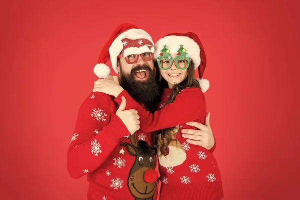 Herzlichen Glückwunsch. bärtiger Papa und Kind roter Hintergrund. Weihnachtsfeier. Neujahrsfeier. Familie im Winterurlaub. glücklicher Vater und Tochter lieben Weihnachten. kleines Mädchen und Papa Weihnachtsmann Hut — Stockfoto