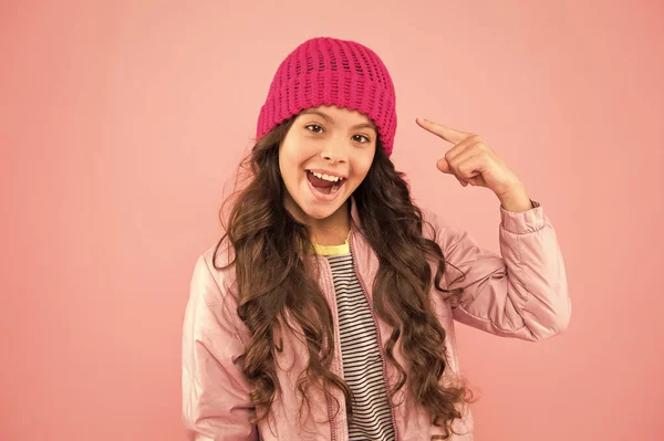 Moda invernale. come vestirsi caldo in inverno. Il mio capo d'abbigliamento preferito. pronto per l'inverno freddo. clima freddo. felice ragazza sfondo rosa. capretto piumino e cappello a maglia. shopping invernale — Foto Stock