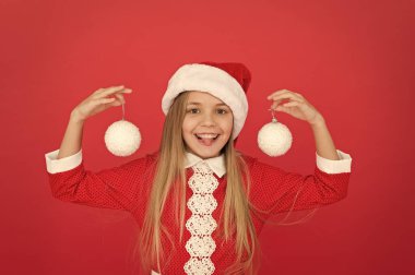 Noel dekoru. Kış tatili Neşeli bir ruh hali. Kartopu konsepti. Mutlu çocuk. Biraz süs ekle. Noel dekorasyonu fikirleri. Çocuk Noel Baba kostümü Noel baloları düzenler. Evrensel dekorasyonlar