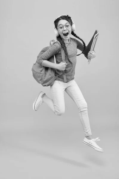 Inspirado motivado estudante. Dia do conhecimento. Conceito de influência. Melhorar a acessibilidade da educação. Sentir impacto. Dia normal da escola. Uma estudante elegante. Uma rapariga carrega mochila. Estudante vida diária — Fotografia de Stock